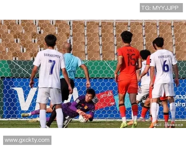 足球踩腿事件引发热议球员安全与比赛公平性亟待关注